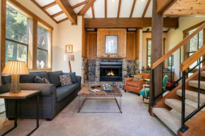 Alpine Escape by Tahoe Getaways - Shuttle to Ski Slopes & Fireplace